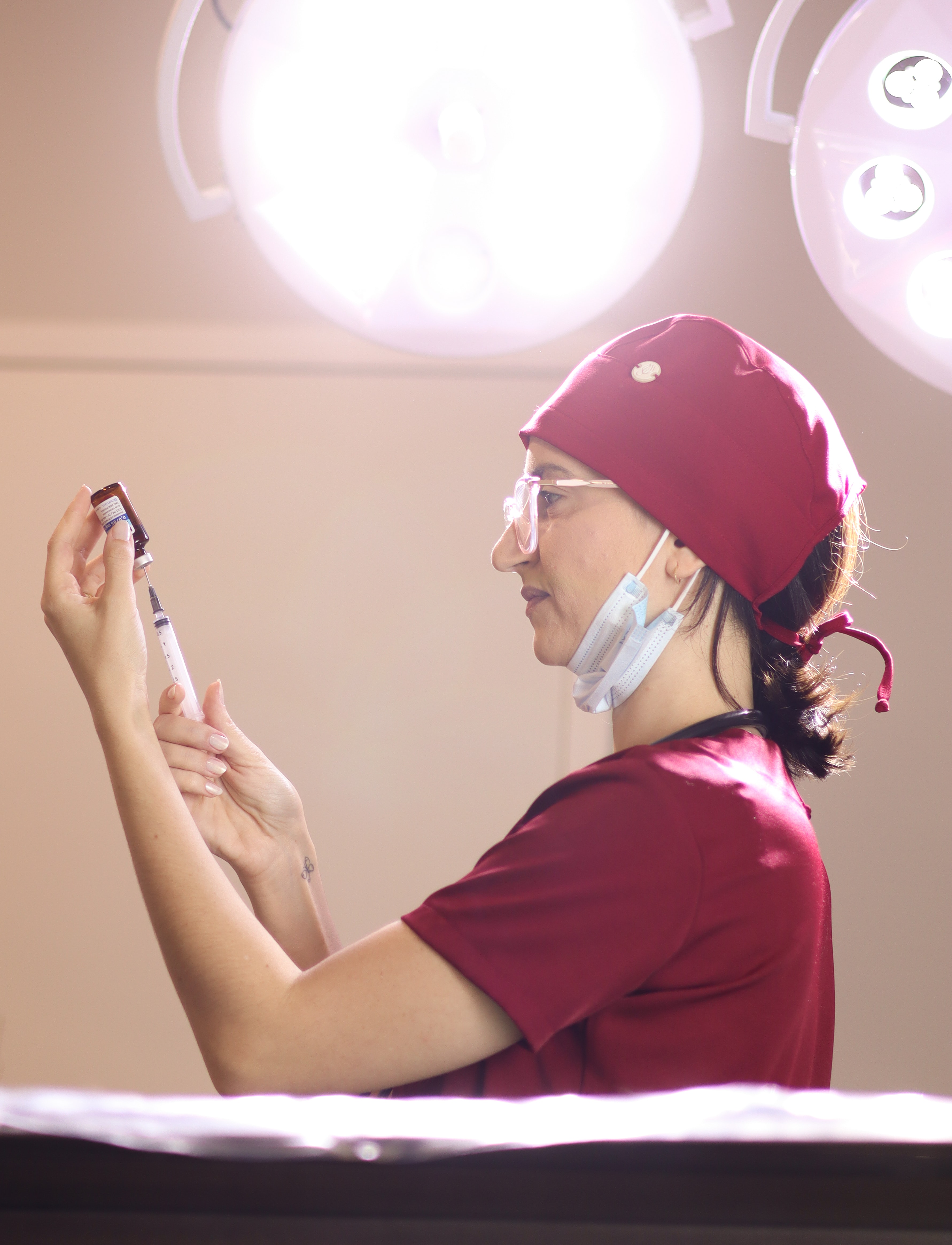 Vanessa preparando uma seringa no ambiente de atendimento veterinário